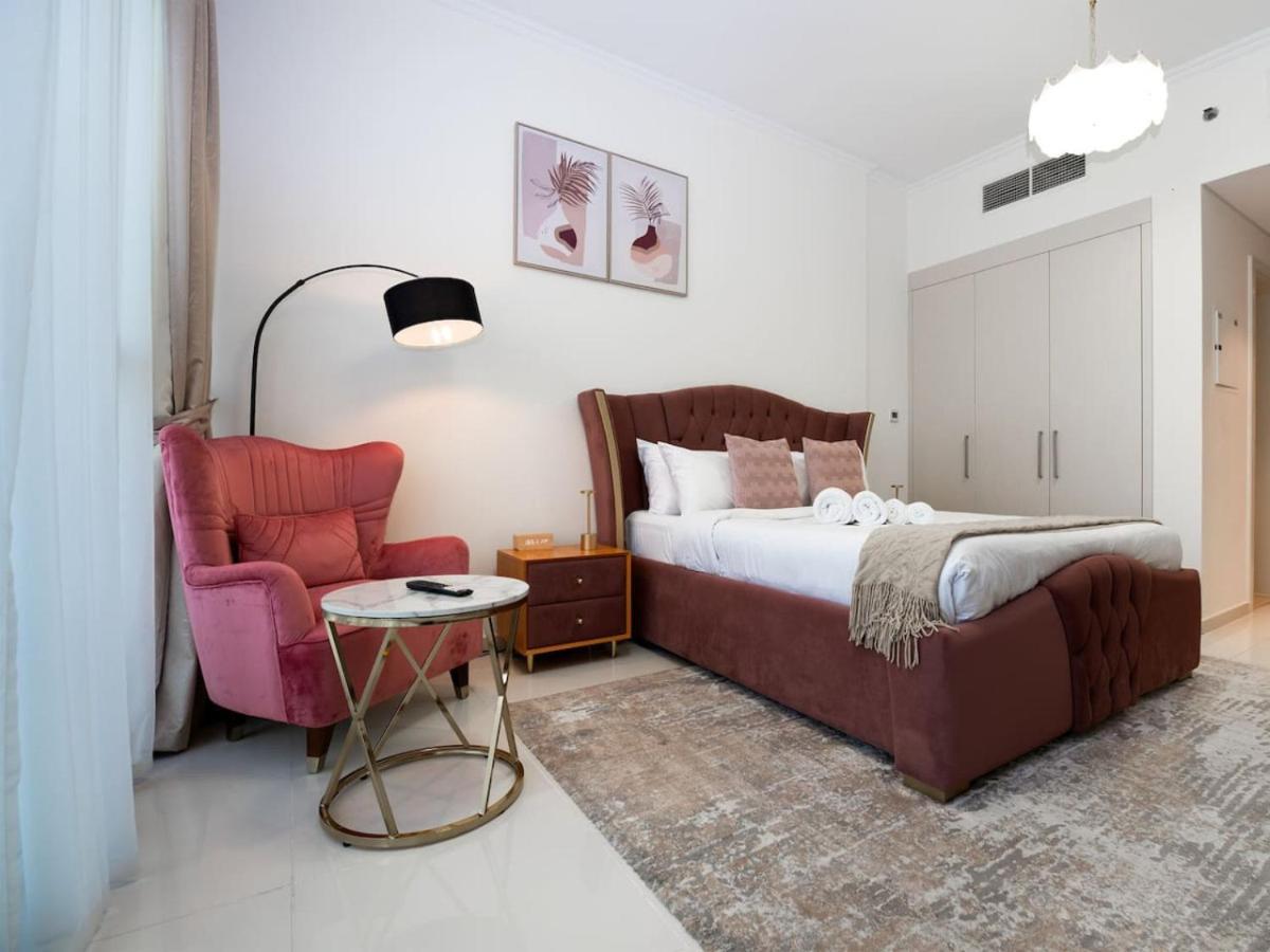 Cozy And Stylish Retreat In Damac Hills Apartment